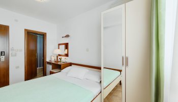 Dvokrevetna soba sa bračnim krevetom