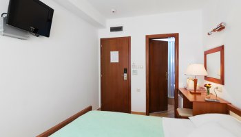 Dvokrevetna soba sa bračnim krevetom