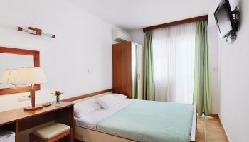 Dvokrevetna soba sa bračnim krevetom