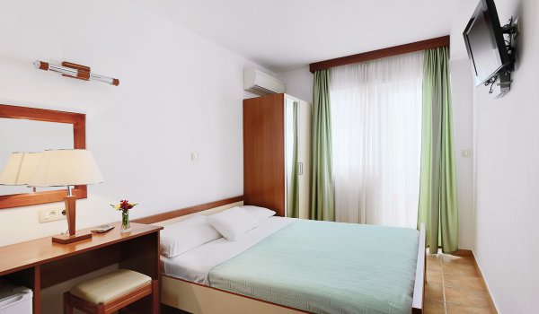 Dvokrevetna soba sa bračnim krevetom